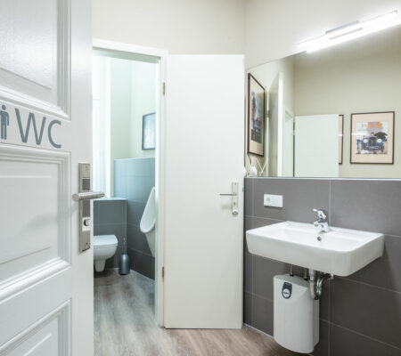 WC mit großem Vorraum