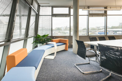 Loungemöblierung im Besprechungsraum, geplant von raumdeuter, Innenarchitekt in Berlin