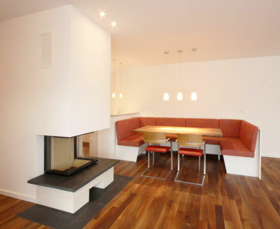 Sitzbank mit Kamin, geplant von raumdeuter, Innenarchitekt in Berlin