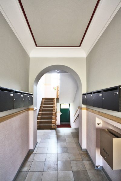 Eingangsbereich mit Briefkästen