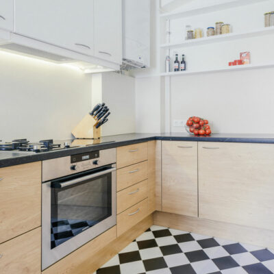 Küche im Wohnhaus mit Fliesen im Schachbrettmuster, geplant von raumdeuter, Innenarchitekt in Berlin