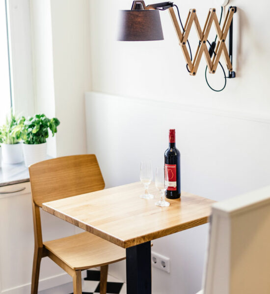 Sitzplatz in kleiner Küche, geplant von raumdeuter, Innenarchitekt in Berlin