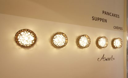 Wandgestaltung mit Folienschrift und Wandleuchten