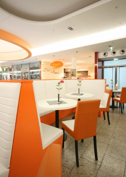 Sitzlandschaft in weiß und orange in einer Mall