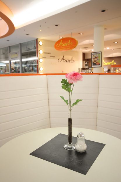 Stimmungsbild im Café mit Rose in einer Vase