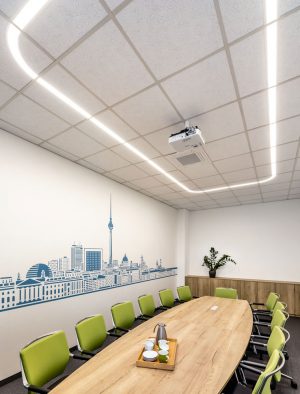 Konferenzraum mit dimmbarer Deckenlichtleiste