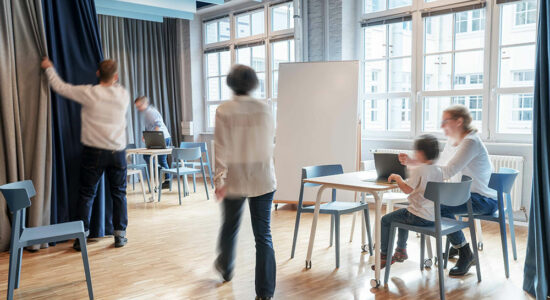 flexible Räume, trennbar durch vorhänge, Büroplanung Berlin von Ihrem Innenarchitekten