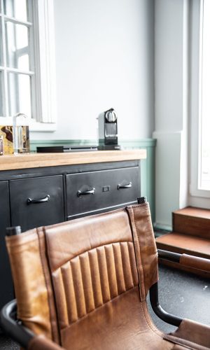 Detail mit Stuhl und Sideboard