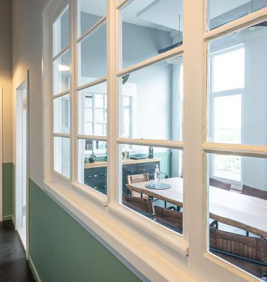 Blick in Besprechungsraum durch historisches Fenster