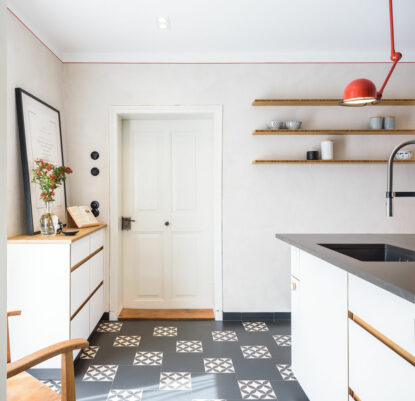 Eingang zur Küche mit Leuchte und Sideboard von Ihrem Innenarchitekt in Berlin - Brandenburg