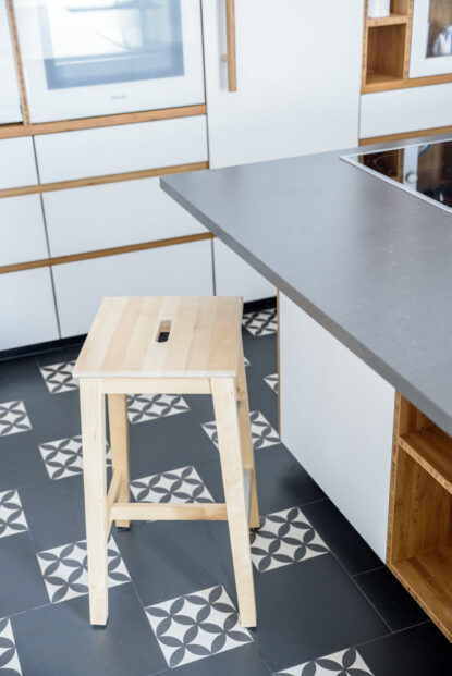 Hocker- und Boden-Detail der Küche im Bauernhaus