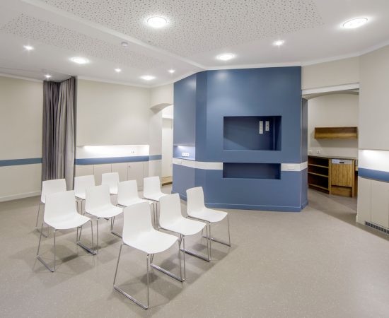 Veranstaltungsraum mit Akustikdecke und blendfreiem Licht
