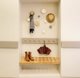 Garderobe als Sonderanfertigung mit Schuhablage und Möbelknöpfen