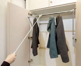 Manueller Garderobenlift mit Bedienstange