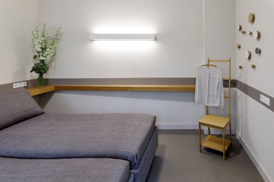 Garderobe und Leuchte im Schlafzimmer