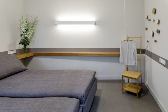 Garderobe und Leuchte im Schlafzimmer